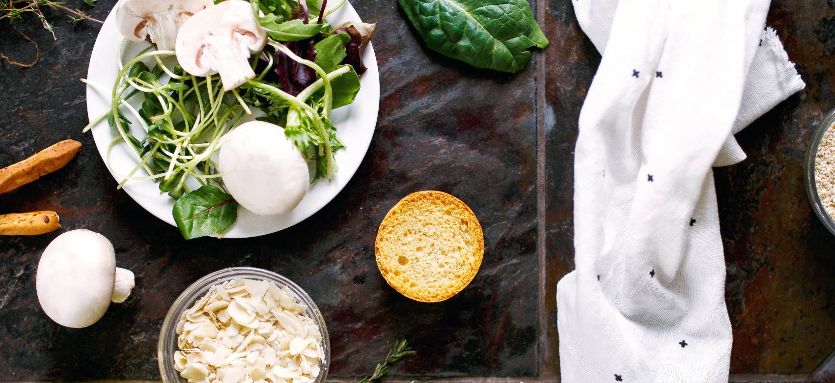 Salada de cogumelos com molho de ervas frescas Salada de cogumelos com molho de ervas frescas