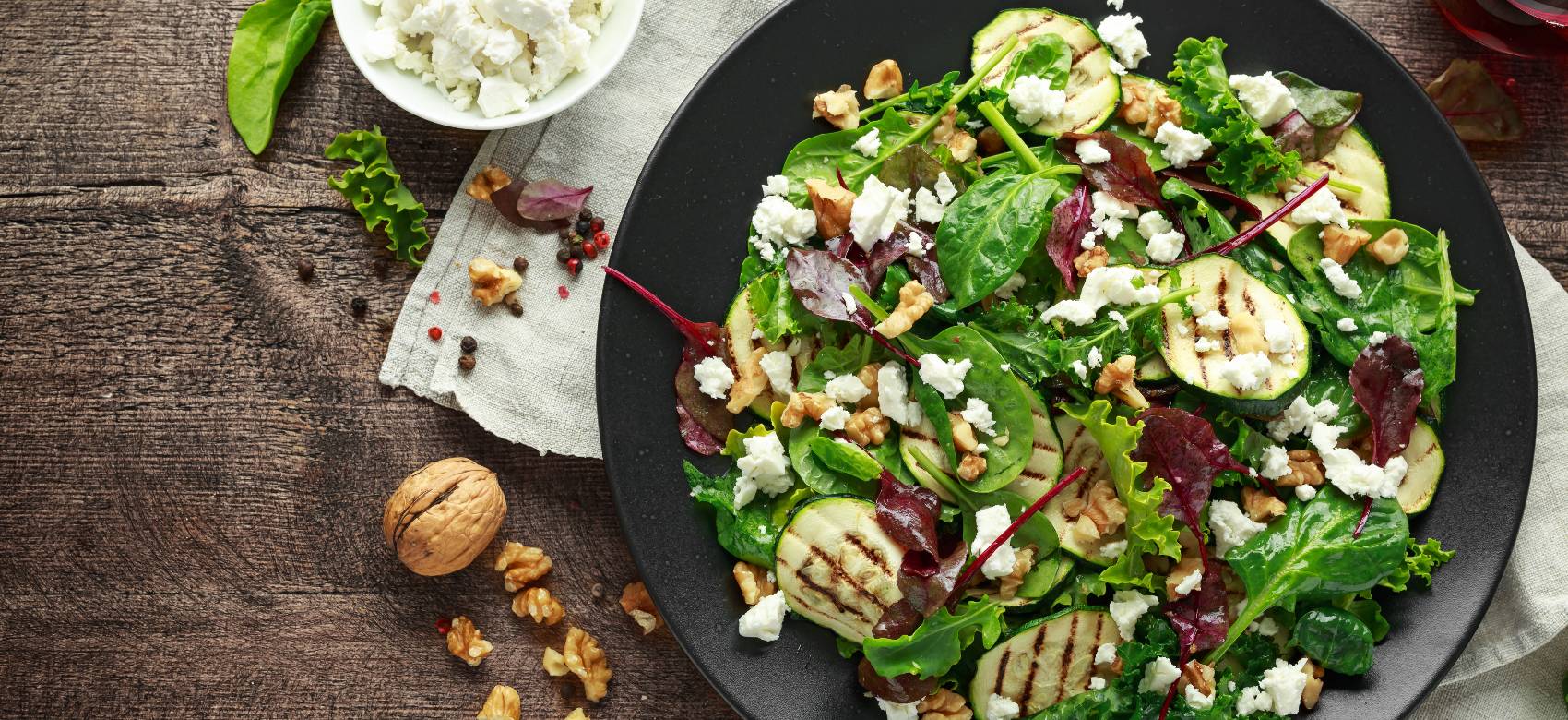 Salada de courgette, queijo feta e hortelã Salada de courgette, queijo feta e hortelã