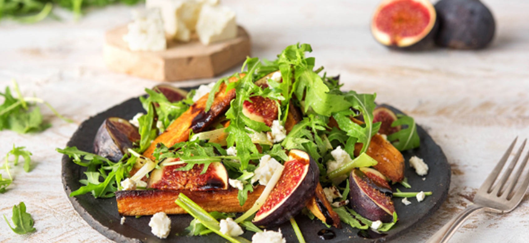 Salada de folhas com figo e molho tahine Salada de folhas com figo e molho tahine