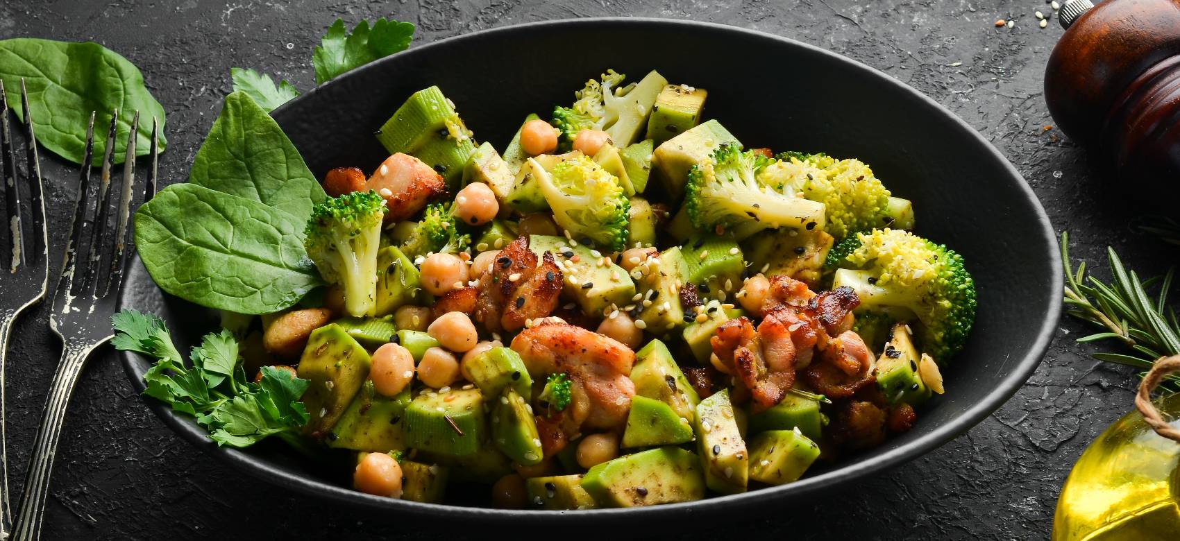 Salada de grão, atum e brócolos Salada de grão, atum e brócolos